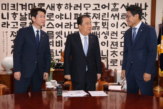 문희상 국회의장(가운데)과 이인영 민주당 원내대표(왼쪽), 오신환 바른미래당 원내대표(오른쪽)가 24일 국회의장실에서 만나 본회의 일정을 논의하고 있다. 나경원 한국당 원내대표는 외부 일정을 이유로 불참했다. 연합뉴스